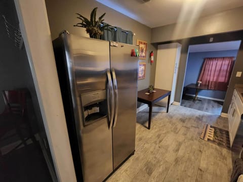 Fridge, oven, stovetop, coffee/tea maker