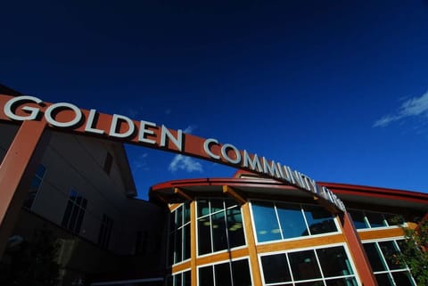 A BIG PERK of renting this condo is you can access the Golden Community Center for free using our membership! You will be able to use the Community Center`s pool, hot tub, sauna, gym and more for FREE! The Golden Community Center is ONLY 1.5 miles from th