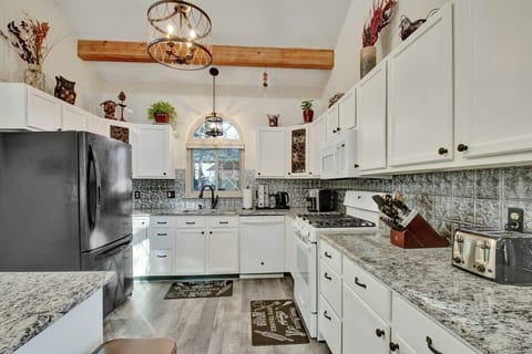 Large kitchen great for multiple cooks