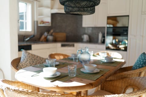 A perfect dinner can be served at the dining table