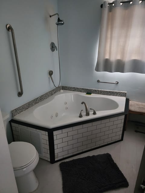 Combined shower/tub, jetted tub, hair dryer, towels