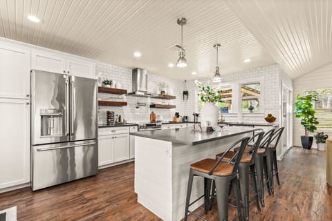 [Kitchen] Fully stocked & equipped