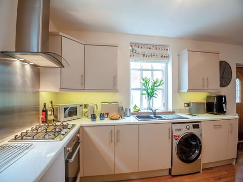 Kitchen/diner | Mews Cottage, Abergele