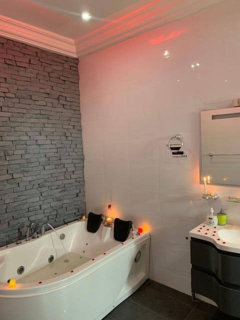 Bathroom | Combined shower/tub, jetted tub, hair dryer, bidet