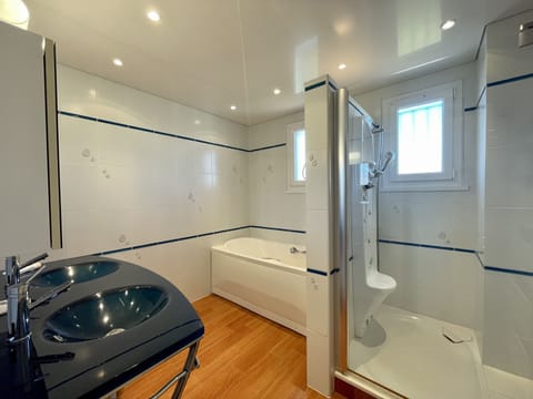 Combined shower/tub, toilet paper