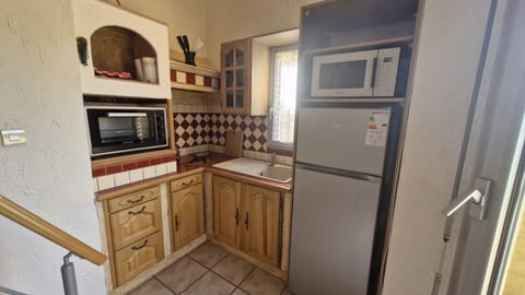 Fridge, oven, stovetop, cookware/dishes/utensils