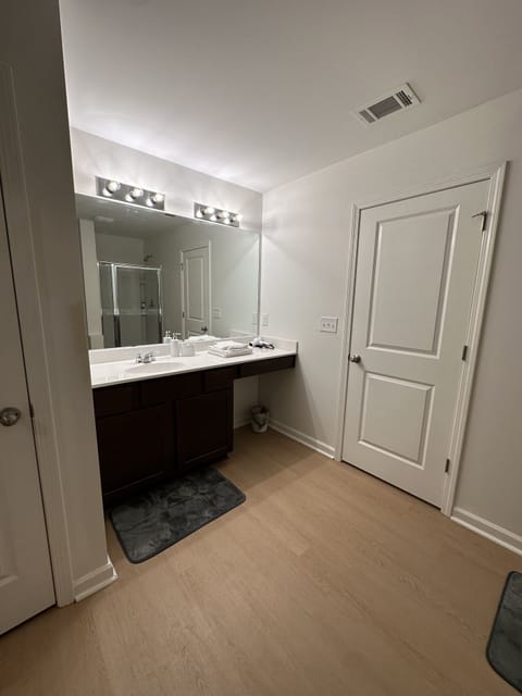 Combined shower/tub, jetted tub, hair dryer, towels