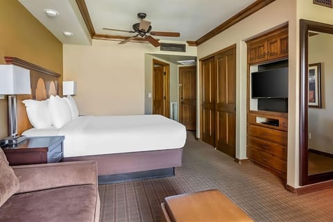 Unit with 1 King size bed. Exact unit will be assigned upon arrival. Views, colors and decor may vary.