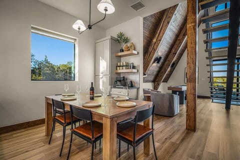 [Dining area] Comfortable seating for eight