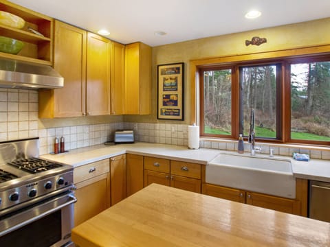 Full gourmet kitchen