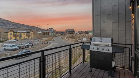 Main level deck with grill and views