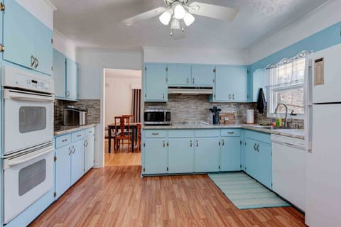 Private kitchen | Fridge, microwave, oven, stovetop