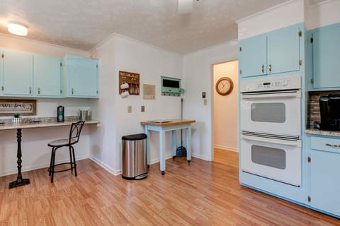 Full Kitchen - Breakfast nook