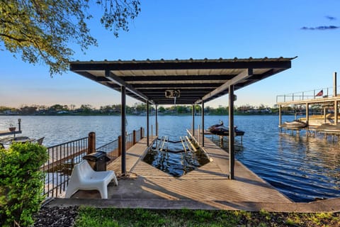 New boat lift available to accommodate up to 6500 lbs.