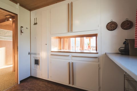 Kitchen with serving hatch