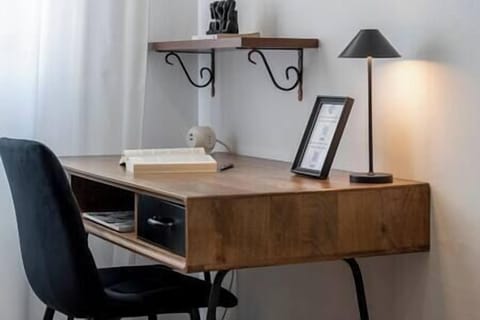 Scrivania presente nell'area di lavoro della Suite. 