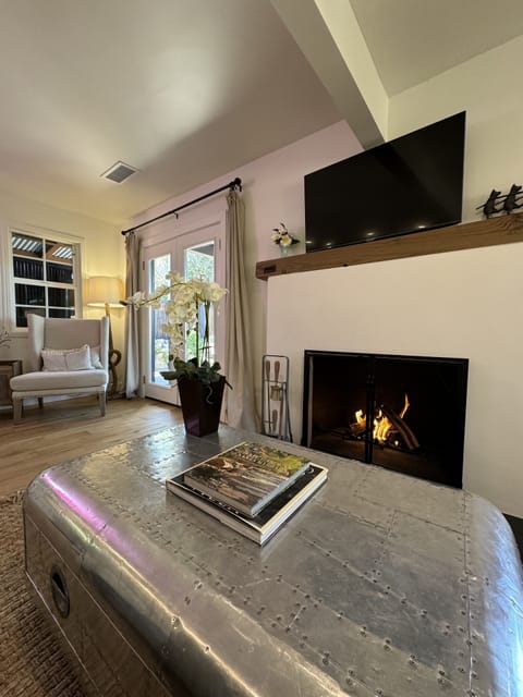 Living area | Smart TV, fireplace