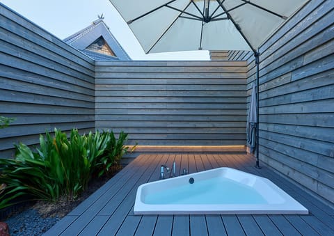 Outdoor spa tub