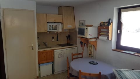 Fridge, oven, dishwasher, coffee/tea maker