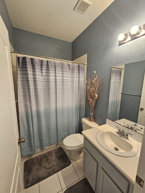 Combined shower/tub, jetted tub, hair dryer, towels