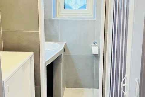 Shower, jetted tub, hair dryer, bidet