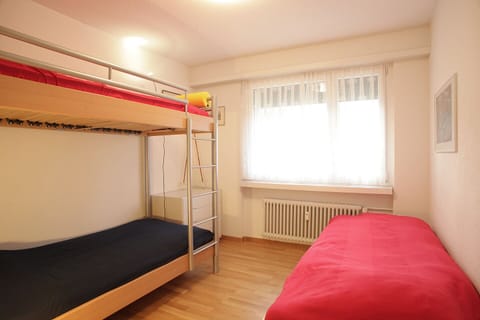 2 bedrooms, iron/ironing board, internet, bed sheets