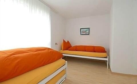 2 bedrooms, internet, bed sheets