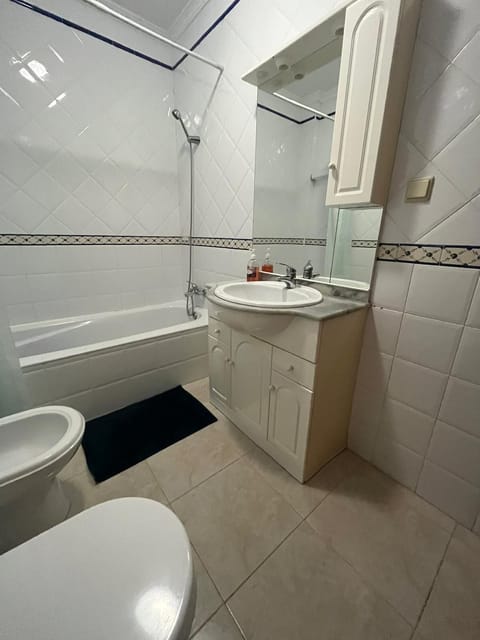 Combined shower/tub, hair dryer, bidet, towels