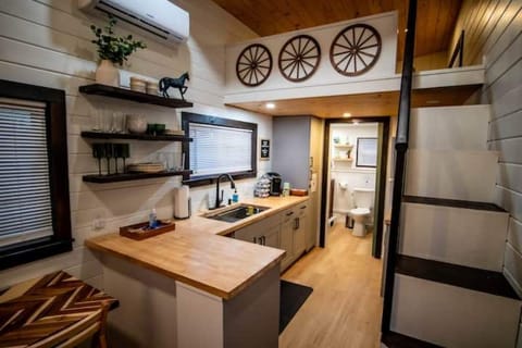 Private kitchen | Fridge, microwave, coffee/tea maker, electric kettle