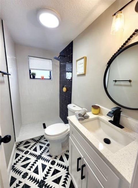 Combined shower/tub, towels, toilet paper