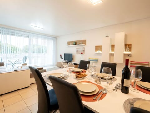 Table, Furniture, Property, Chair, Building, Interior Design, Wood, Flooring, Desk, Real Estate