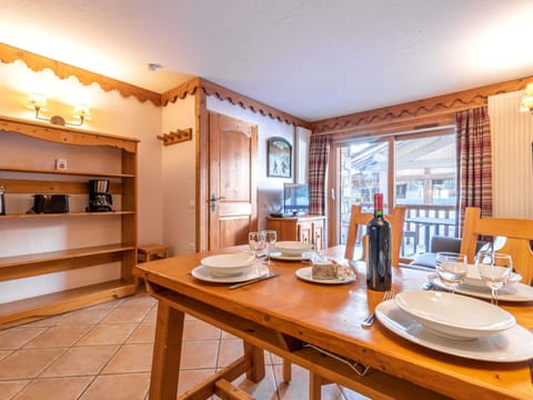 Table, Furniture, Property, Wood, Interior Design, Kitchen, Lighting, Dishware, Tableware, Building