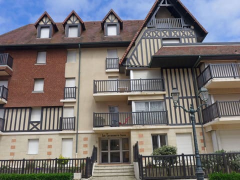 Plant, Cloud, Property, Window, Building, Sky, House, Neighbourhood, Urban Design, Residential Area