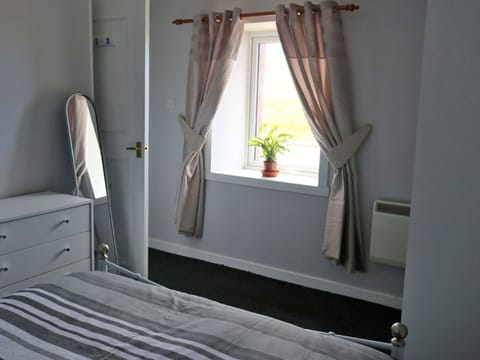 Plant, Houseplant, Wood, Window, Building, Shade, Interior Design, Comfort, Curtain