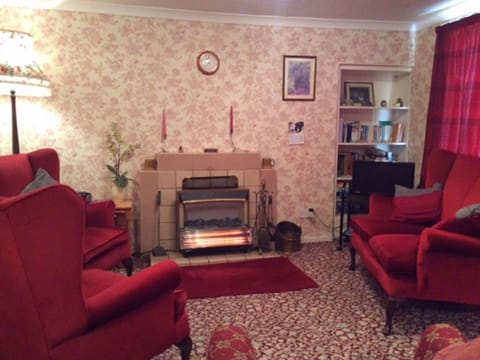 Brown, Furniture, Property, Picture Frame, Couch, Plant, Comfort, Interior Design, Wood, Flooring