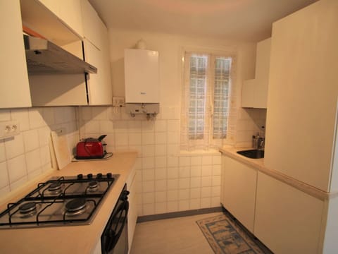 Sky, Plant, Building, Daytime, Property, Window, Tree, Architecture, Urban Design, Leisure