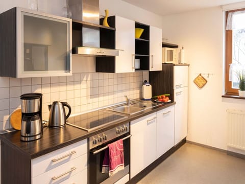 Kitchen Appliance, Kitchen, Countertop, Major Appliance, Cabinetry, Wood, Interior Design, Flooring, Home Appliance, Furniture