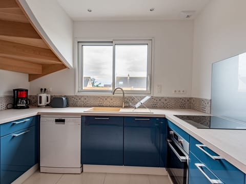 Cabinetry, Kitchen Sink, Tap, Countertop, Sink, Property, Window, Building, Kitchen Stove, Kitchen