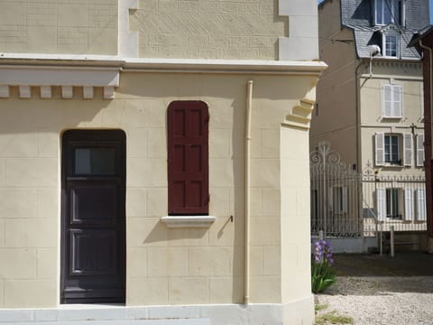 Window, Building, Plant, Door, Wood, Material Property, Facade, Real Estate, Font