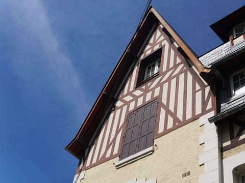 Sky, Cloud, Window, Building, Wood, House, Tree, Plant, Facade
