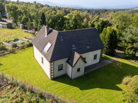 Plant, Building, Property, Window, Tree, Natural Landscape, House, Land Lot, Cottage, Sky