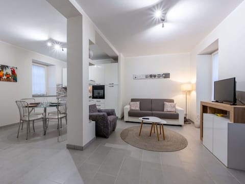 Water, Plant, Sky, Property, Daytime, Building, Swimming Pool, Azure, Blue, Tree