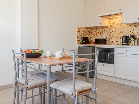 Water, Sky, Cloud, Property, Swimming Pool, Building, Plant, Seaside Resort, Tree, Outdoor Furniture