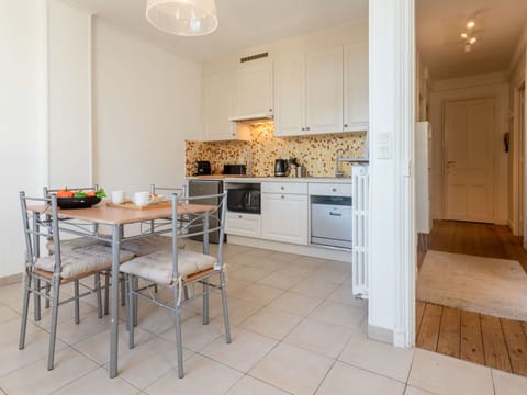 Water, Sky, Cloud, Property, Swimming Pool, Building, Plant, Seaside Resort, Tree, Outdoor Furniture