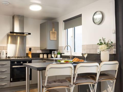 Water, Sky, Cloud, Property, Swimming Pool, Building, Plant, Seaside Resort, Tree, Outdoor Furniture