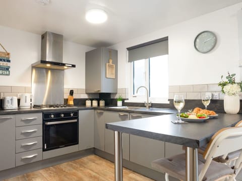 Water, Sky, Cloud, Property, Swimming Pool, Building, Plant, Seaside Resort, Tree, Outdoor Furniture