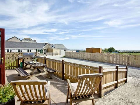 Water, Sky, Cloud, Property, Swimming Pool, Building, Plant, Seaside Resort, Tree, Outdoor Furniture