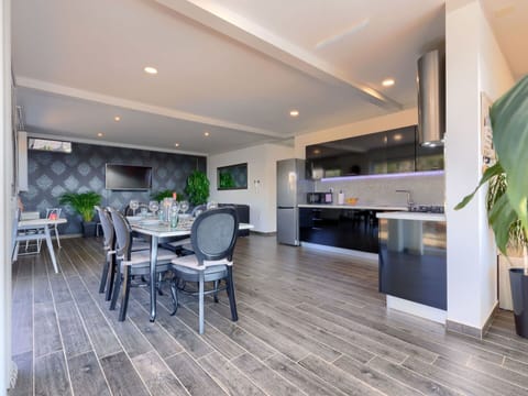 Plant, Furniture, Property, Table, Chair, Building, Houseplant, Flooring, Cabinetry, Interior Design