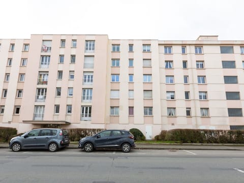 Wheel, Car, Building, Window, Property, Vehicle, Architecture, Plant