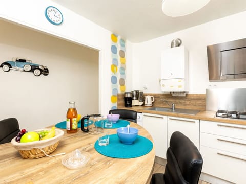 Wheel, Property, Furniture, Cabinetry, Sink, Interior Design, Table, Lighting, Countertop